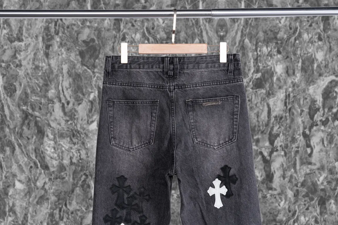 P260 Chrome Hearts Chrome Hearts city limited flame black and white leather jeans need to be washed after the finished product is disassembled and hand-made with sheepskin cross leather and then spliced ​​together. The whole piece has too many craftsmanship to describe. The cabinet price is 16W+, the patchwork is decorated with cross flowers, and the high-waisted washed jeans! ! Absolutely high-end luxury products, 8W+ level god-level single products, super popular products, made with top heavy industry, a magic weapon that cannot be missed. About Kroxin This is an extremely luxurious fashion brand, which can also be called the nobles of the high street. It has always been an exclusive brand for some hipsters or rich second generation. Compared with ordinary high streets, it is more luxurious and noble. Compared with luxury brands, it has a more fashionable personality and has always been a brand that I have a special liking for. Style number: 1566# Color: black Size: 28 30 32 34 36